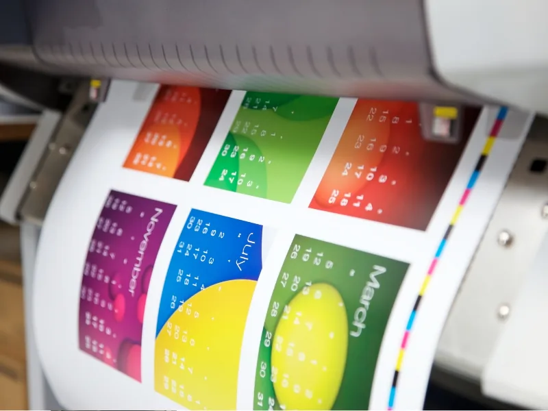 Bobina de etiquetas coloridas saindo da impressora com registro de cor perfeito